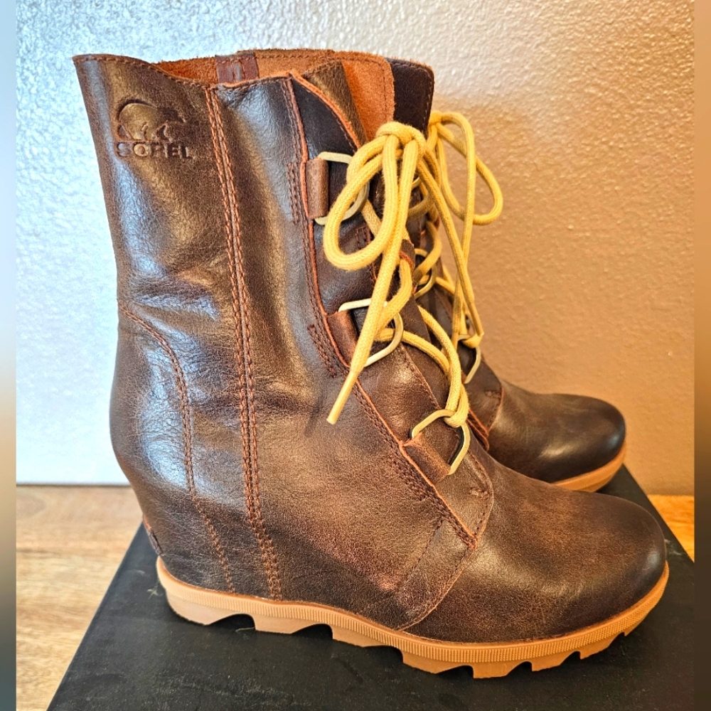 SOREL  brown  boots  sz.8